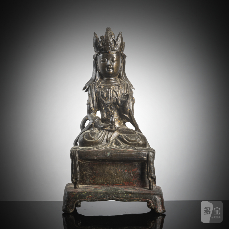 A bronze figure of Guanyin on a throne - 图1